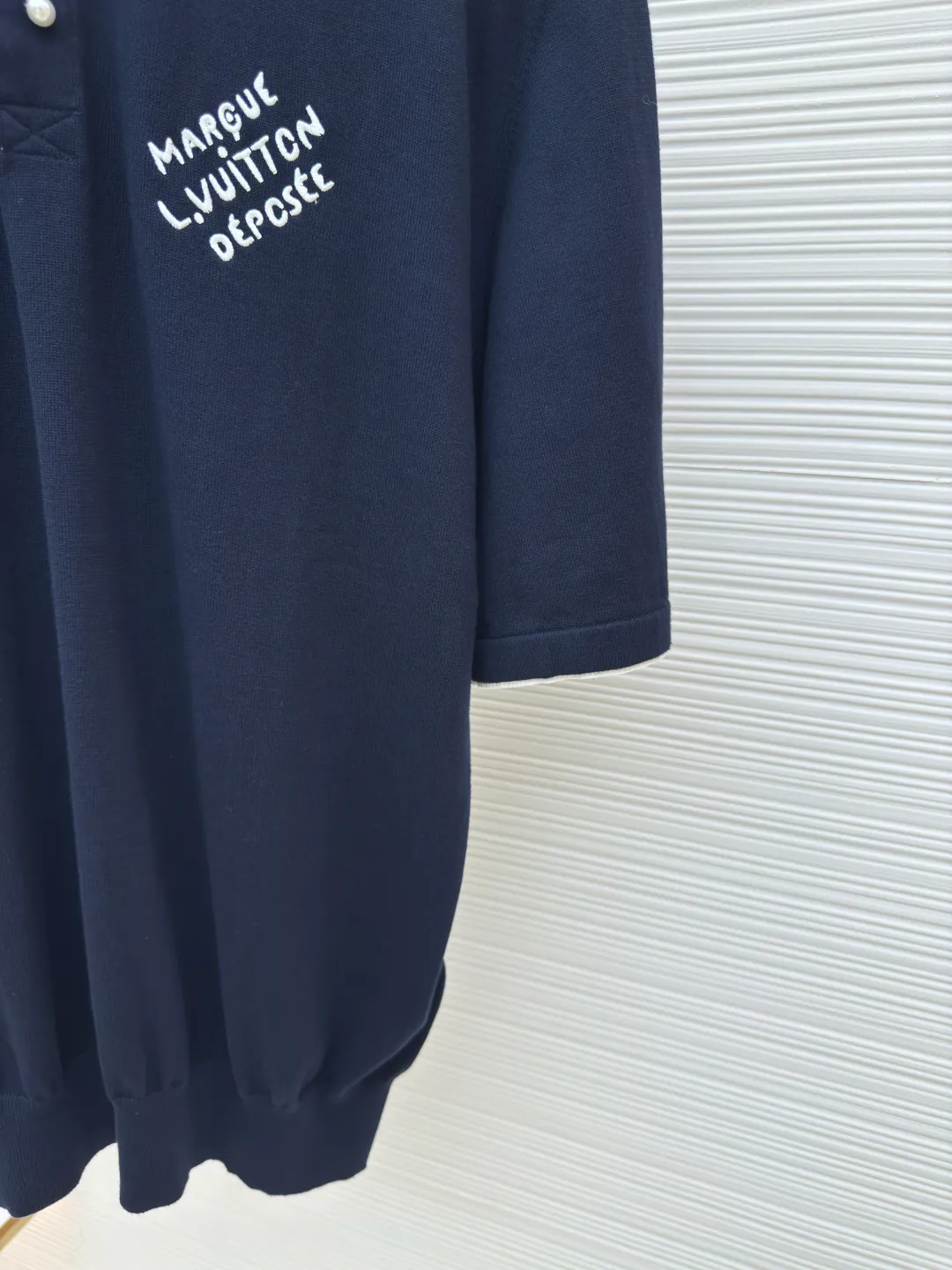 LOUIS VUITTON woolen polo POLO shirt ●Authentic product: purchased and developed at 9650 ●Item number: 1680138-B05 ●Fabric: the finest fully combed cotton ●Technology: knitted embroidery ●Version: fitted version ●Weight: about 375g ●Size: XS-S-M-L ●Description: Made of Japanese Shima Seiki) high-end flat knitting machine to ensure seamless connection of collars, cuffs, hem ribs and other parts. The overall wiring is straight and delicate, the fabric is comfortable and soft, and the color is consistent without color difference. It can be matched with the same style to create a fashionable look and control various occasions. Customized accessories, complete with three standards, same style for men and women!
